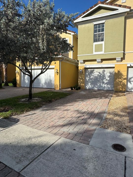 Active With Contract: $2,300 (3 beds, 2 baths, 1338 Square Feet)