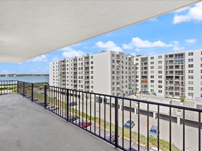 For Sale: $1,075,000 (2 beds, 2 baths, 1482 Square Feet)