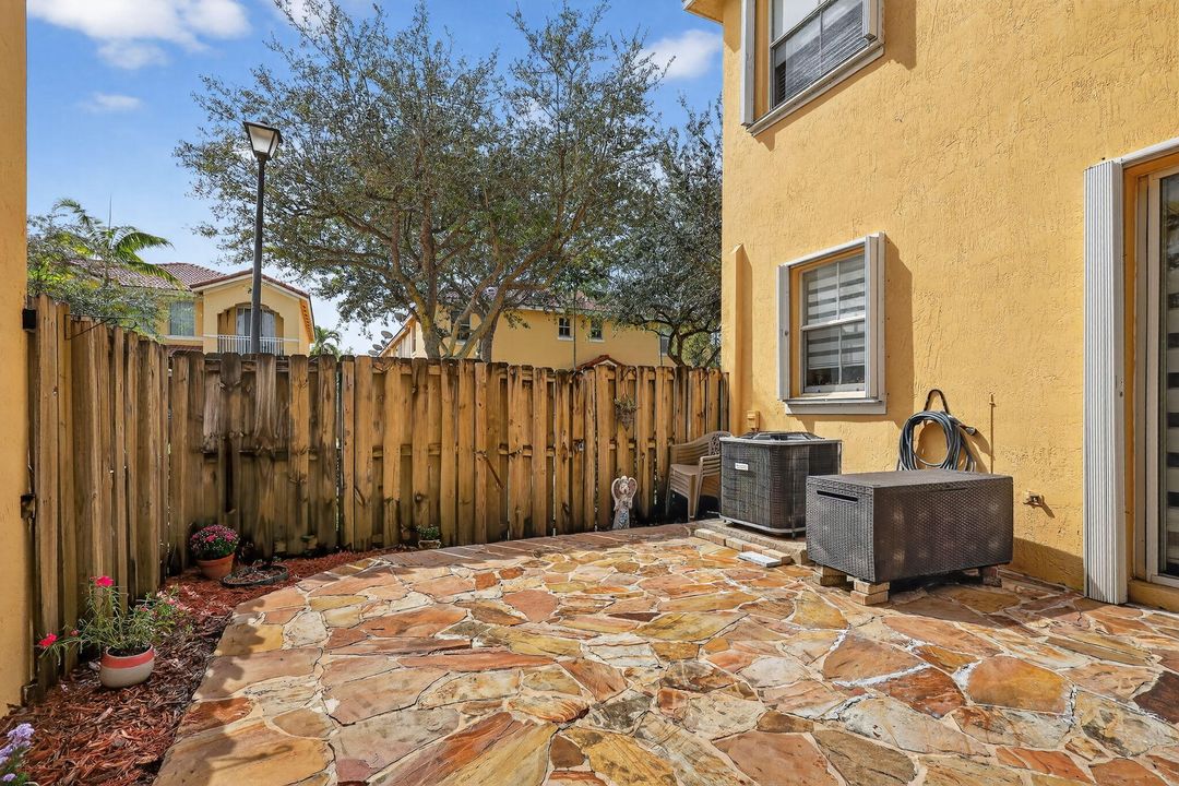 待售: $580,000 (4 贝兹, 3 浴室, 1985 平方英尺)