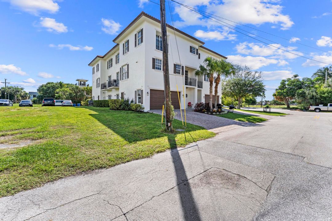 For Sale: $4,000,000 (3 beds, 3 baths, 9828 Square Feet)