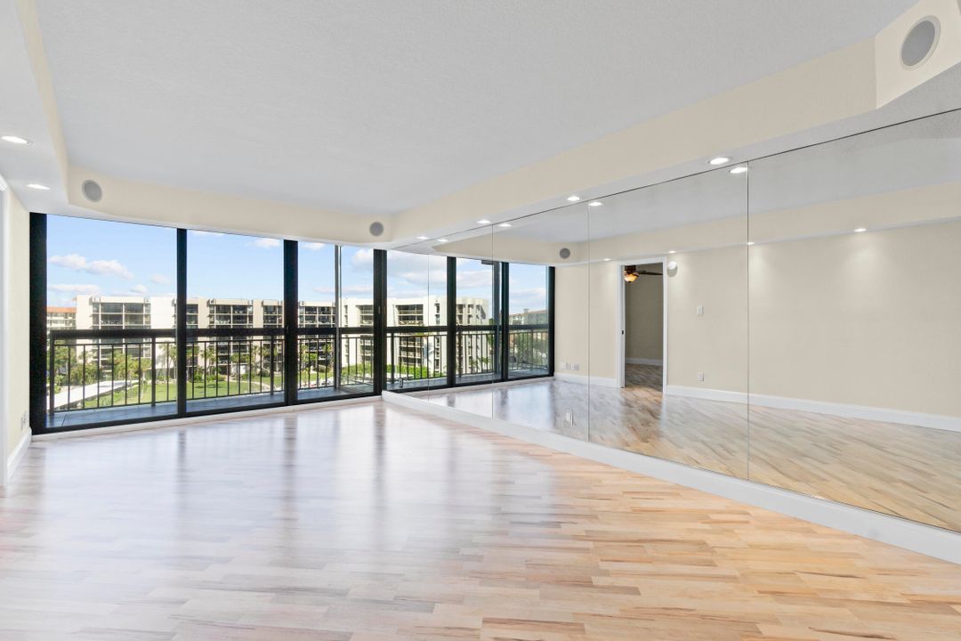 Active With Contract: $475,000 (2 beds, 2 baths, 1020 Square Feet)