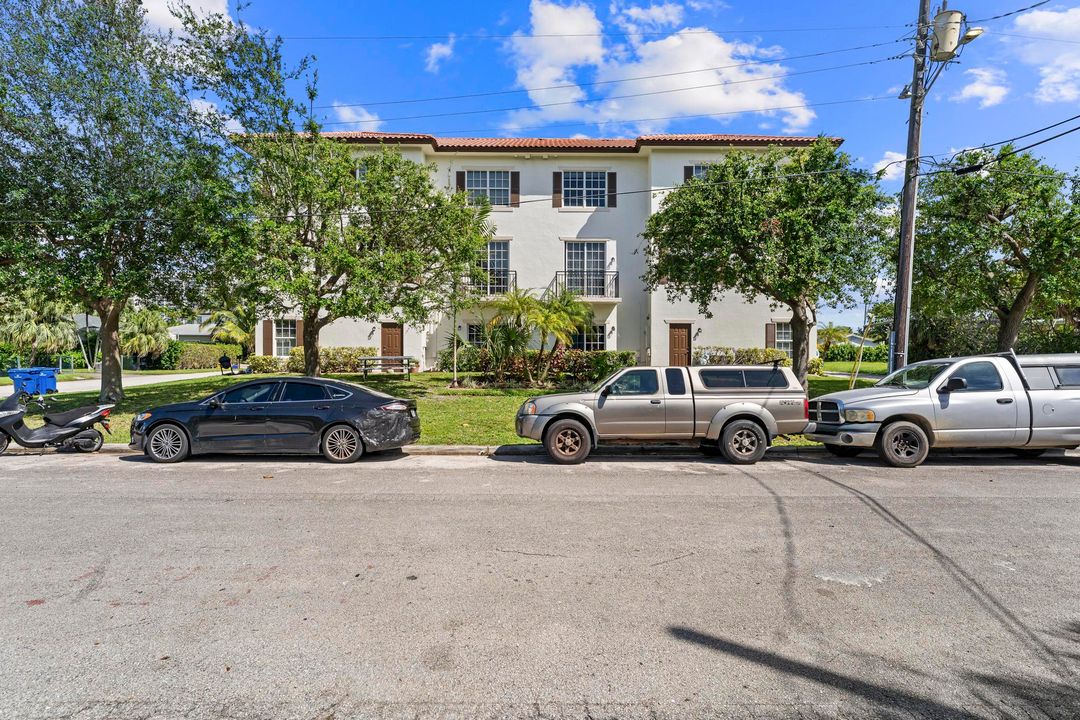 For Sale: $4,000,000 (3 beds, 3 baths, 9828 Square Feet)