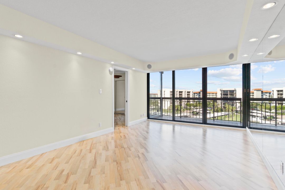 Active With Contract: $475,000 (2 beds, 2 baths, 1020 Square Feet)