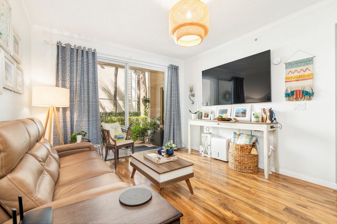 待售: $289,000 (1 贝兹, 1 浴室, 778 平方英尺)