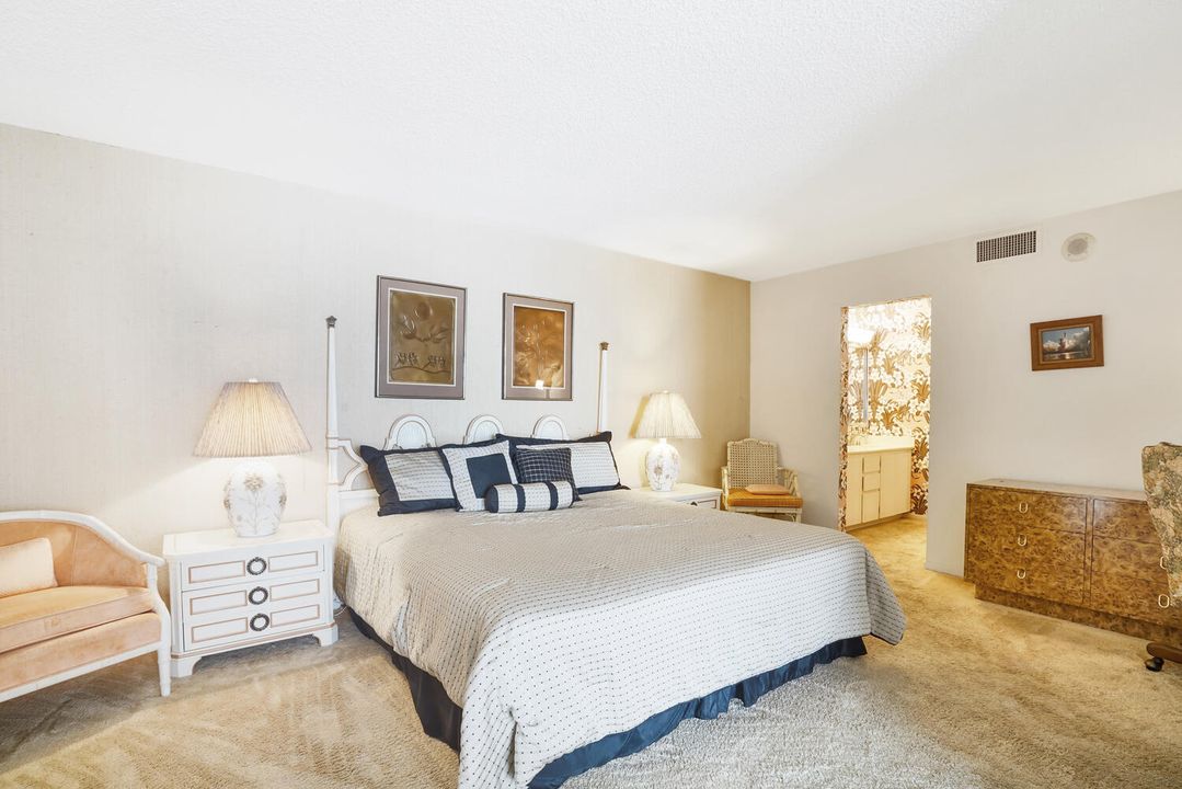 合同活跃: $5,000 (2 贝兹, 2 浴室, 1586 平方英尺)