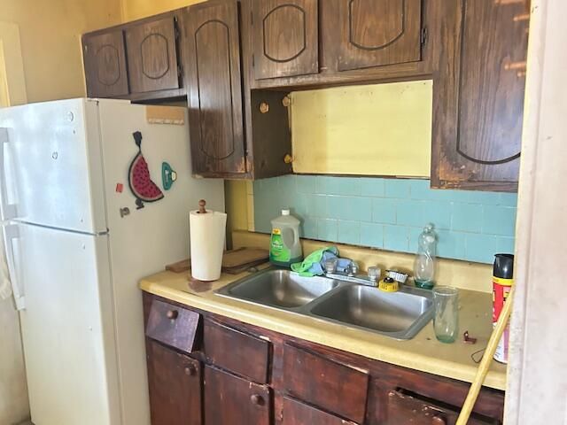 合同活跃: $185,000 (2 贝兹, 1 浴室, 954 平方英尺)