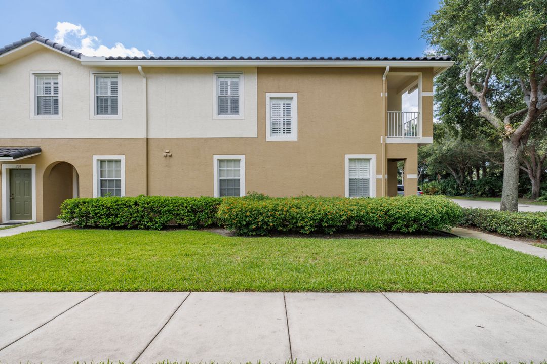 Под контрактом: $269,900 (2 спален, 2 ванн, 1005 Квадратных фут)