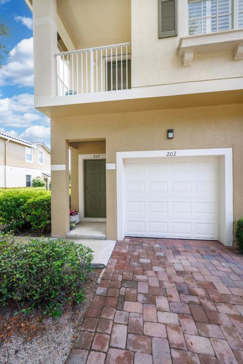 Под контрактом: $269,900 (2 спален, 2 ванн, 1005 Квадратных фут)