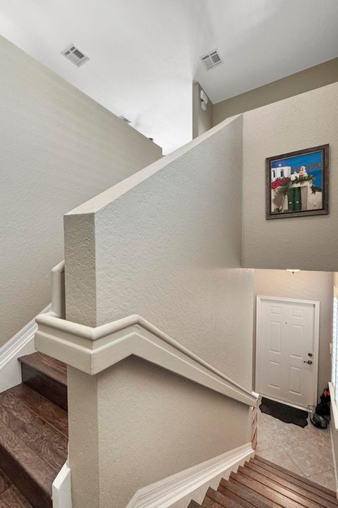 Под контрактом: $269,900 (2 спален, 2 ванн, 1005 Квадратных фут)