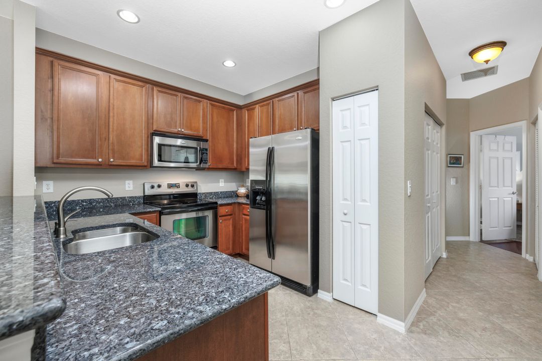 Под контрактом: $269,900 (2 спален, 2 ванн, 1005 Квадратных фут)