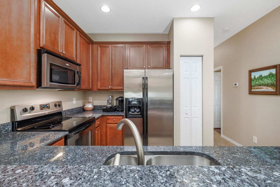 Под контрактом: $269,900 (2 спален, 2 ванн, 1005 Квадратных фут)