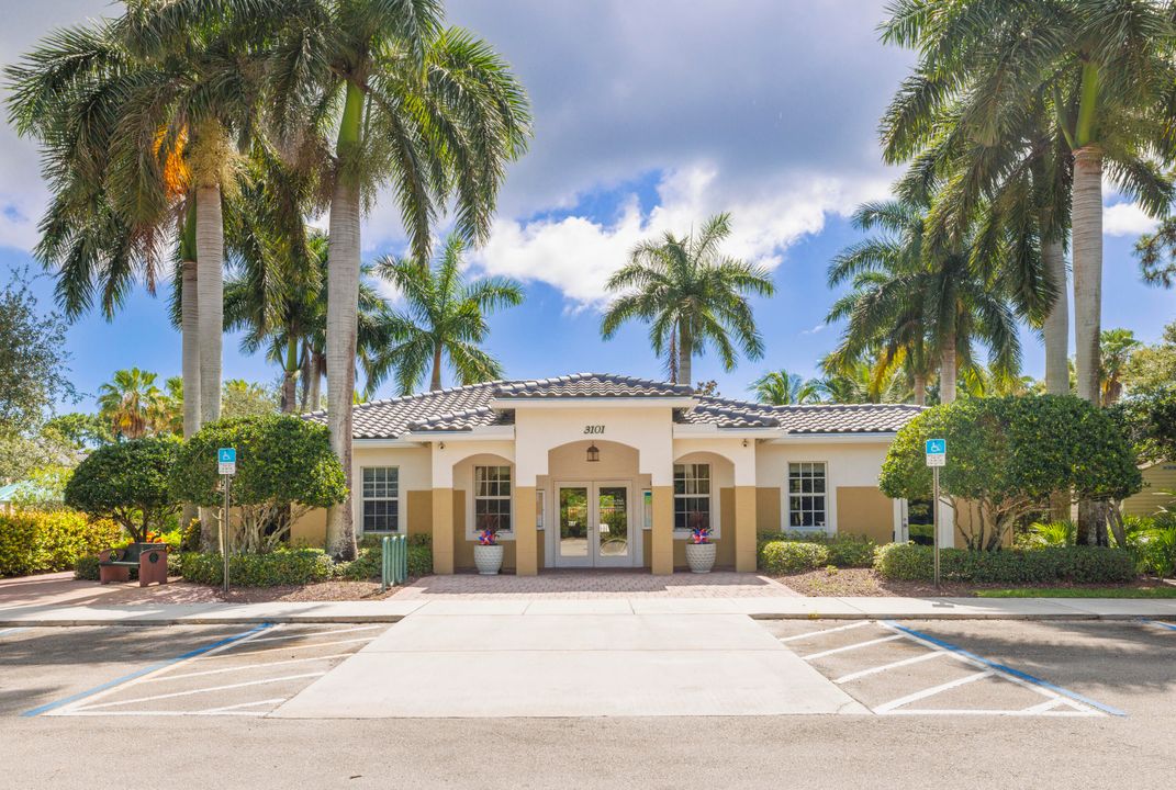 Под контрактом: $269,900 (2 спален, 2 ванн, 1005 Квадратных фут)