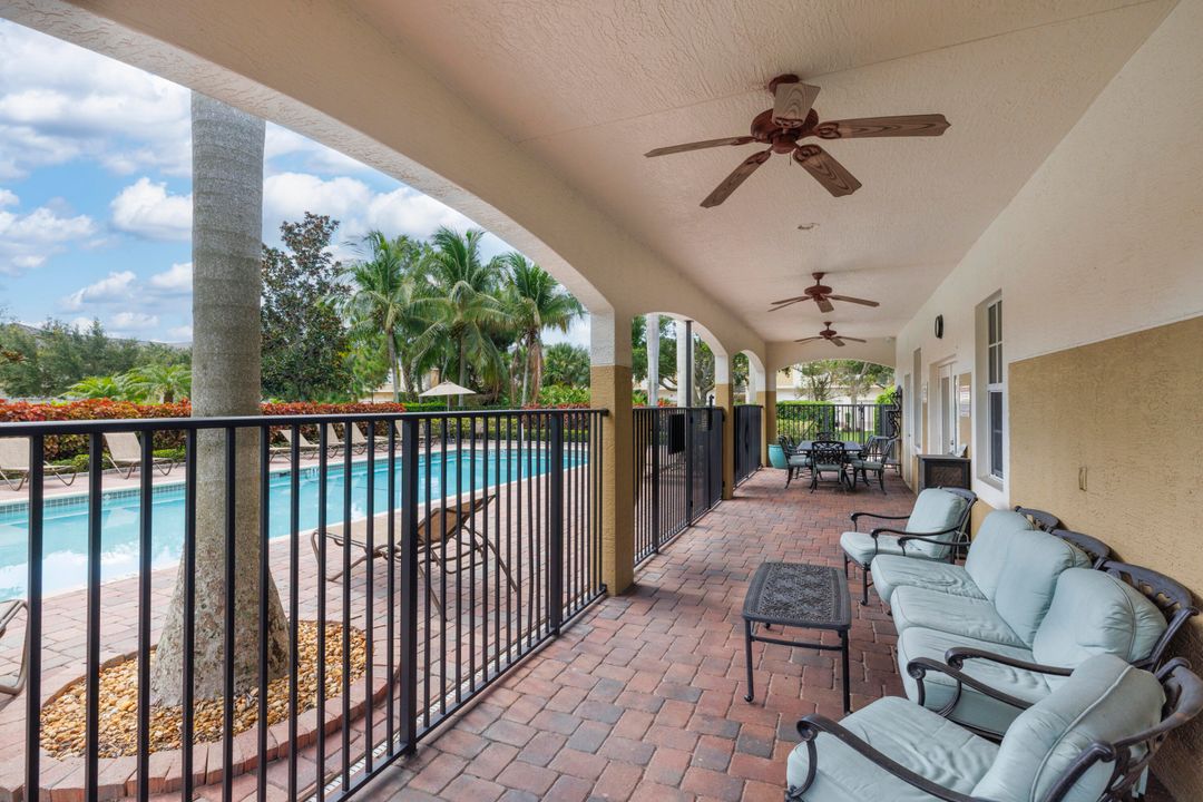 Под контрактом: $269,900 (2 спален, 2 ванн, 1005 Квадратных фут)