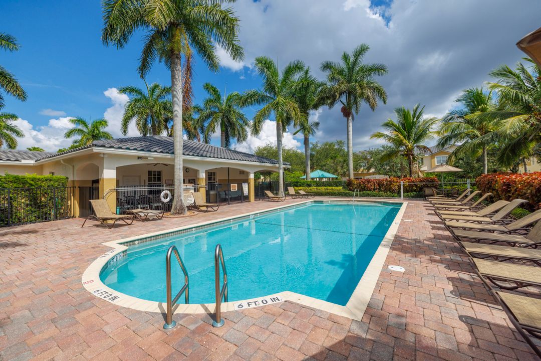 Под контрактом: $269,900 (2 спален, 2 ванн, 1005 Квадратных фут)