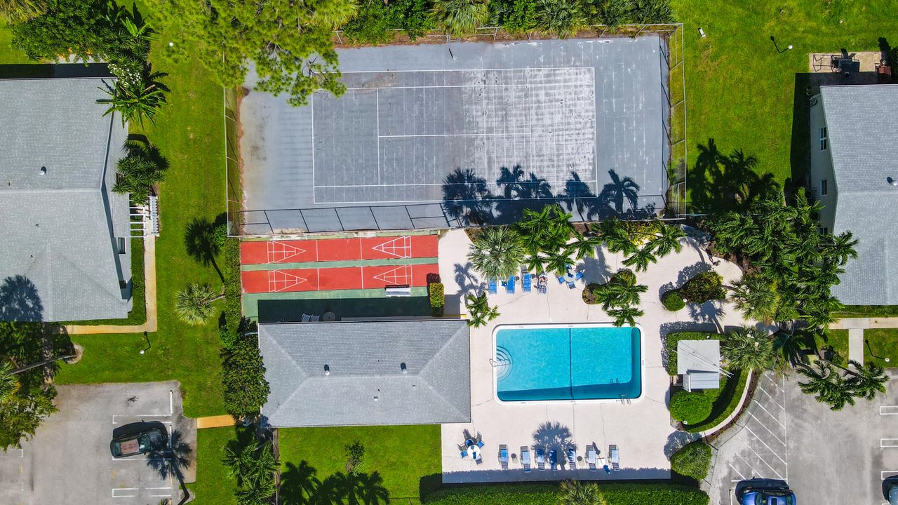 Под контрактом: $275,000 (2 спален, 2 ванн, 1020 Квадратных фут)