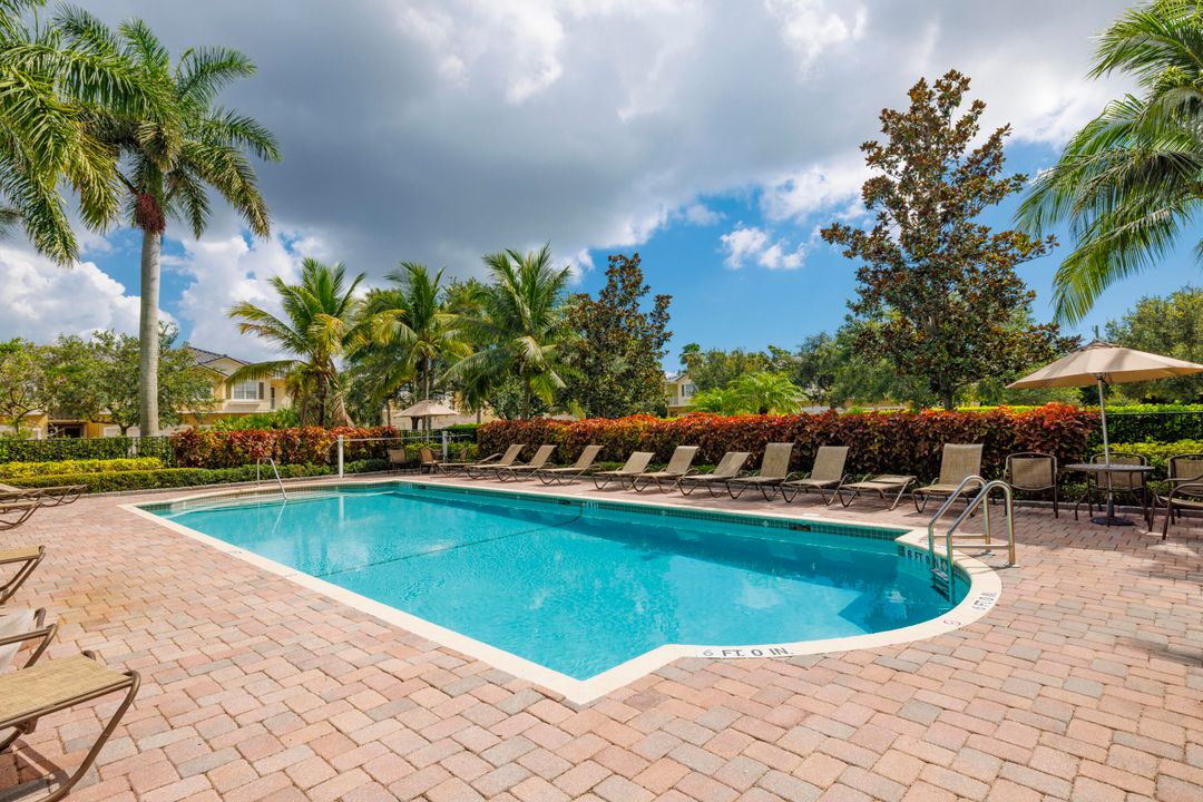 Под контрактом: $269,900 (2 спален, 2 ванн, 1005 Квадратных фут)