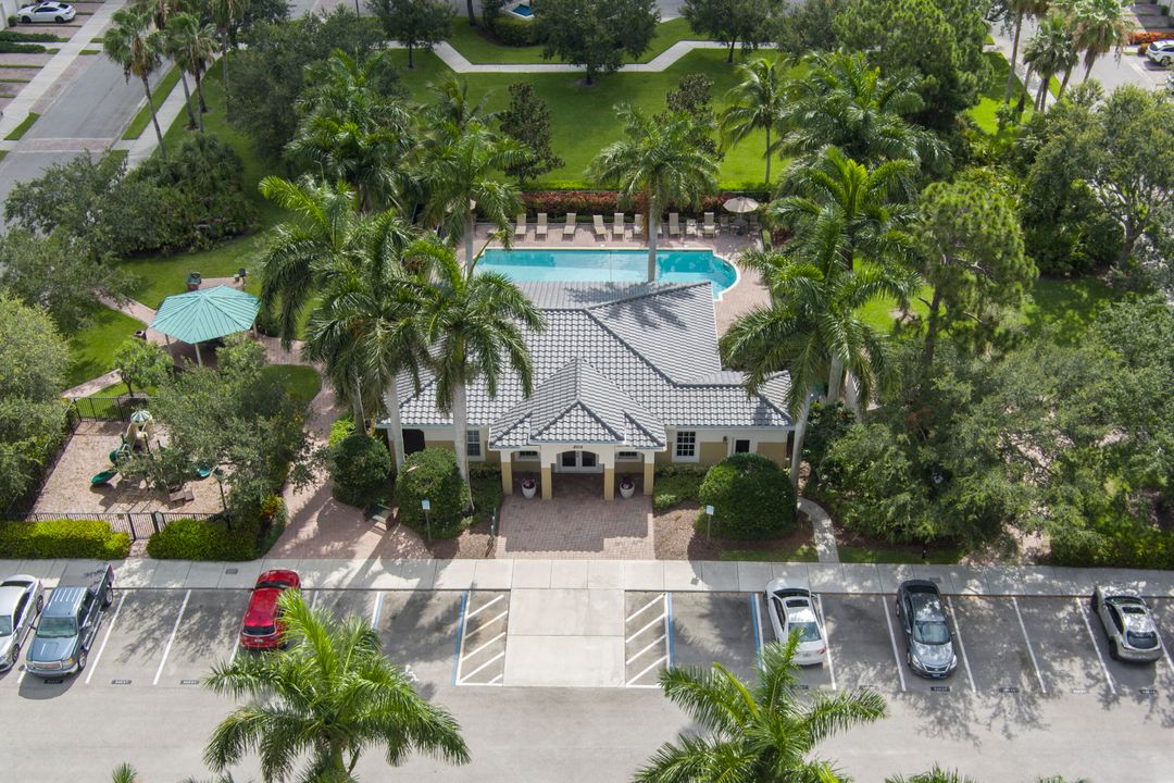 Под контрактом: $269,900 (2 спален, 2 ванн, 1005 Квадратных фут)