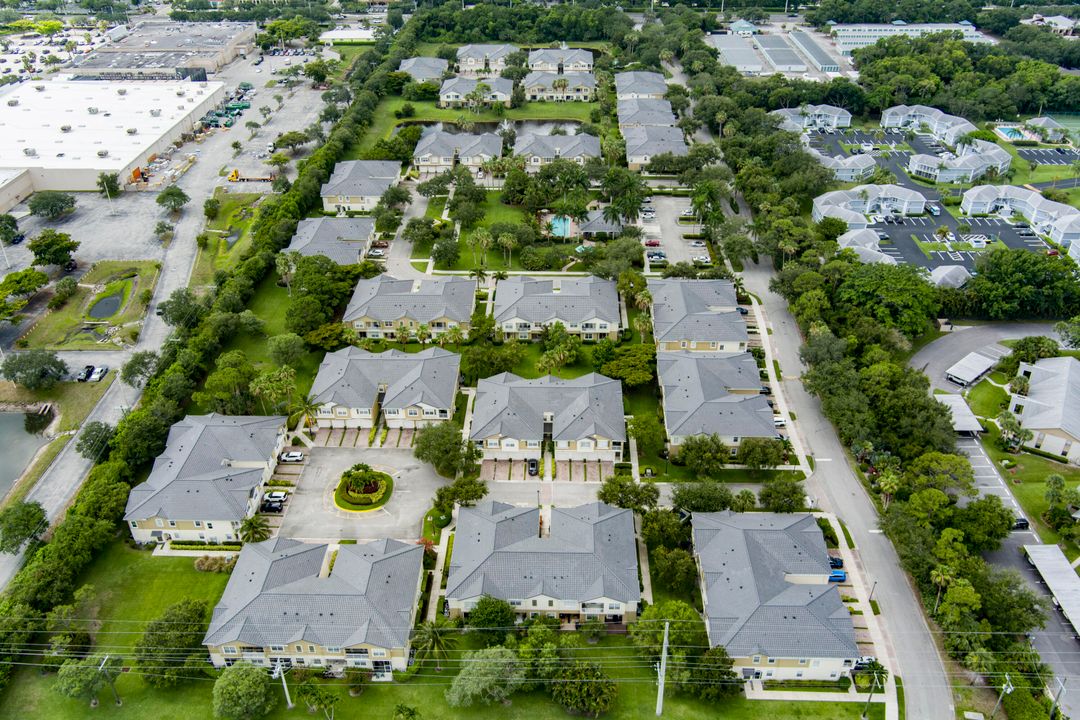 Под контрактом: $269,900 (2 спален, 2 ванн, 1005 Квадратных фут)