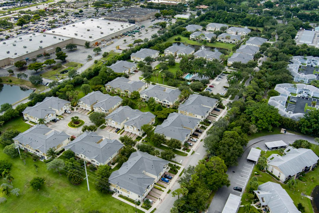 Под контрактом: $269,900 (2 спален, 2 ванн, 1005 Квадратных фут)