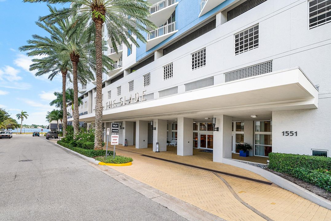 Active With Contract: $395,000 (1 beds, 1 baths, 933 Square Feet)