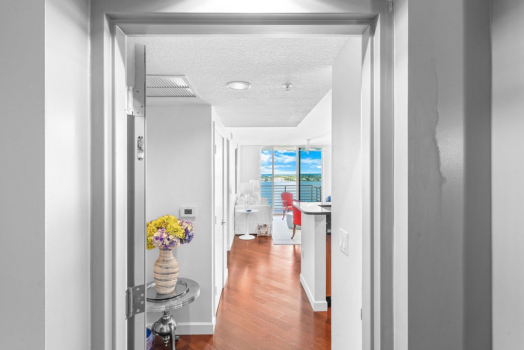 Active With Contract: $395,000 (1 beds, 1 baths, 933 Square Feet)