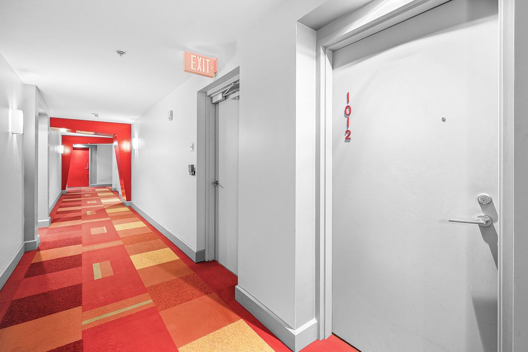 Active With Contract: $395,000 (1 beds, 1 baths, 933 Square Feet)