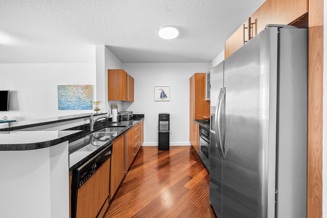 Active With Contract: $395,000 (1 beds, 1 baths, 933 Square Feet)