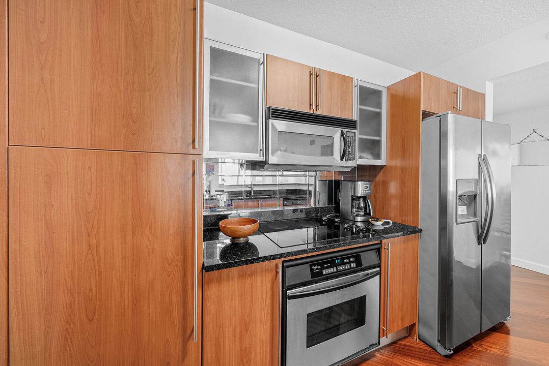 Active With Contract: $395,000 (1 beds, 1 baths, 933 Square Feet)