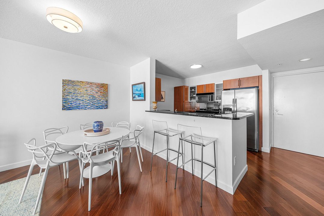 Active With Contract: $395,000 (1 beds, 1 baths, 933 Square Feet)