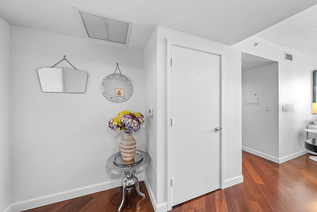 Active With Contract: $395,000 (1 beds, 1 baths, 933 Square Feet)