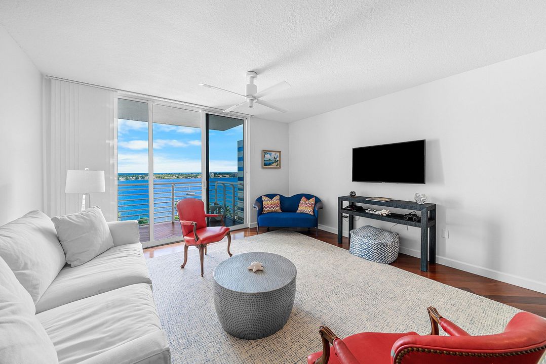 Active With Contract: $395,000 (1 beds, 1 baths, 933 Square Feet)