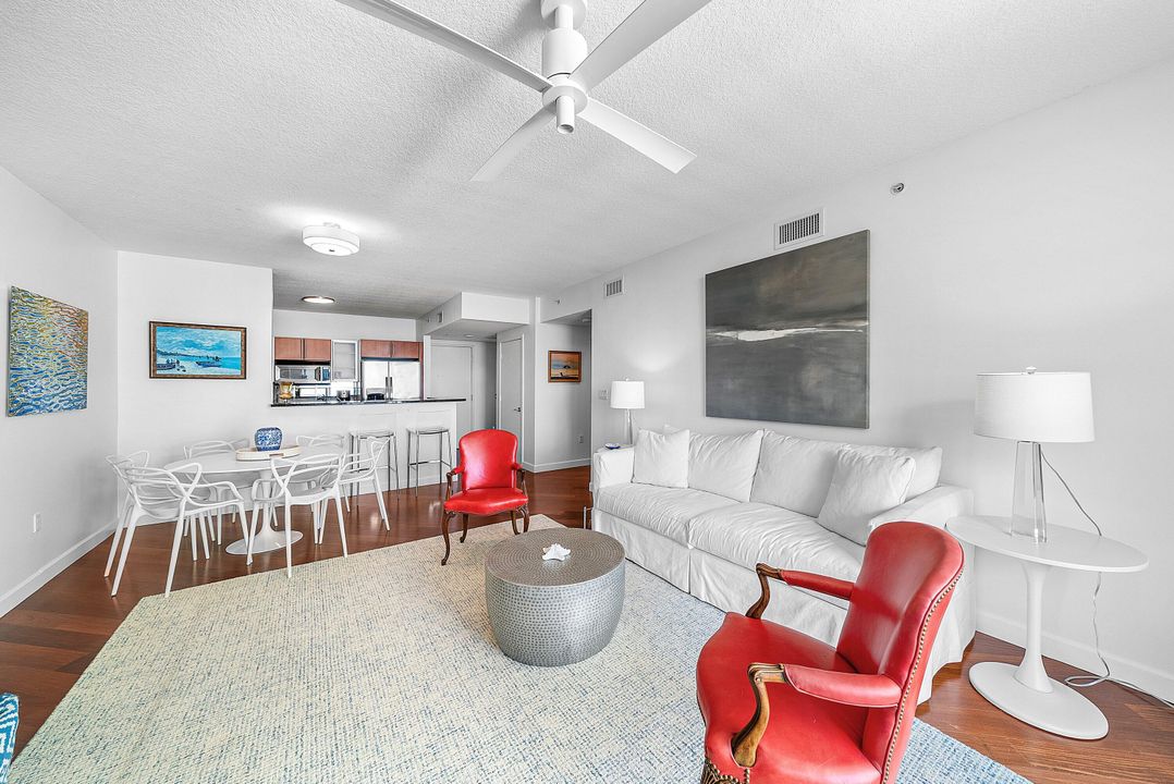 Active With Contract: $395,000 (1 beds, 1 baths, 933 Square Feet)