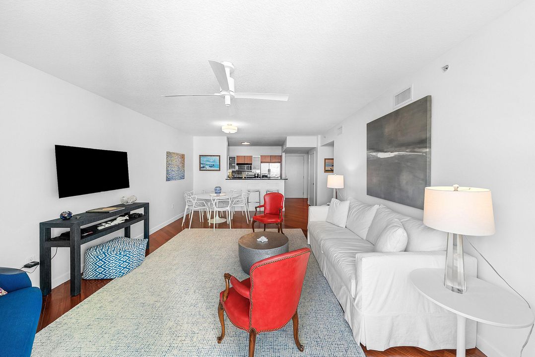 Active With Contract: $395,000 (1 beds, 1 baths, 933 Square Feet)