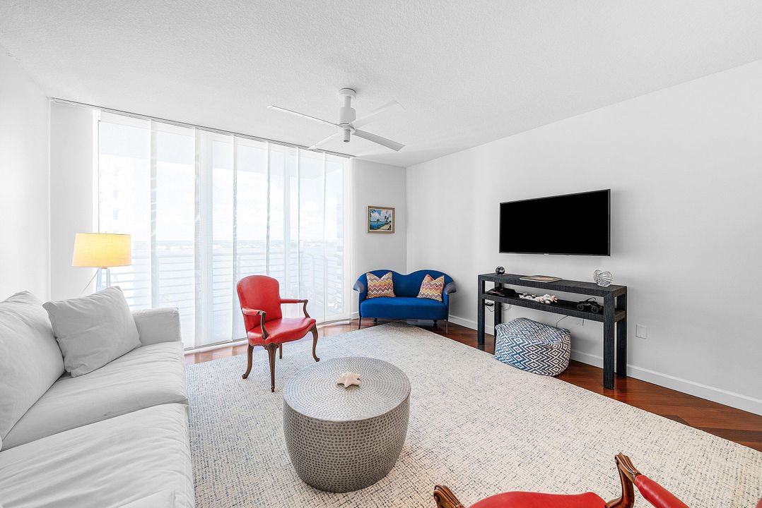 Active With Contract: $395,000 (1 beds, 1 baths, 933 Square Feet)