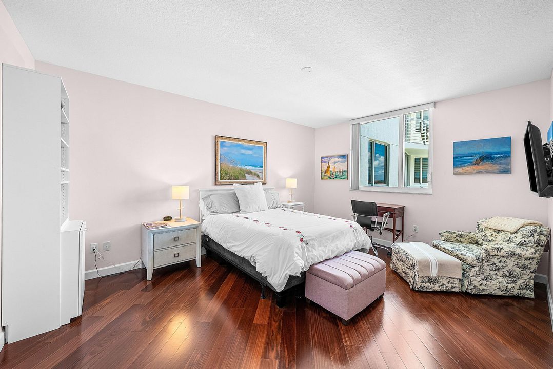 Active With Contract: $395,000 (1 beds, 1 baths, 933 Square Feet)