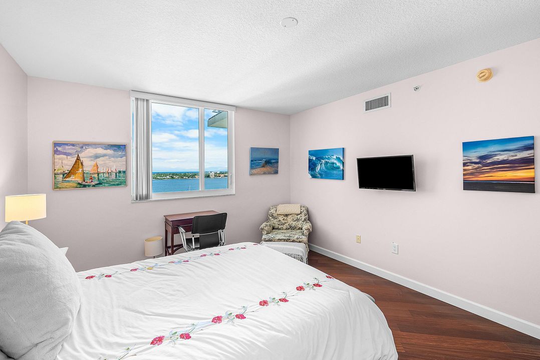 Active With Contract: $395,000 (1 beds, 1 baths, 933 Square Feet)