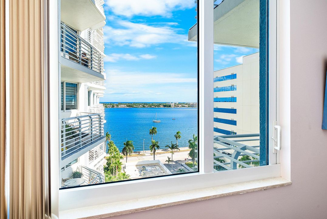 Active With Contract: $395,000 (1 beds, 1 baths, 933 Square Feet)