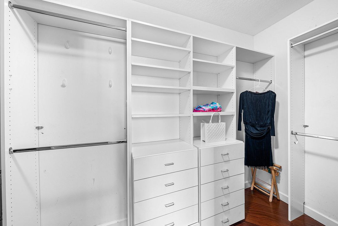 Active With Contract: $395,000 (1 beds, 1 baths, 933 Square Feet)