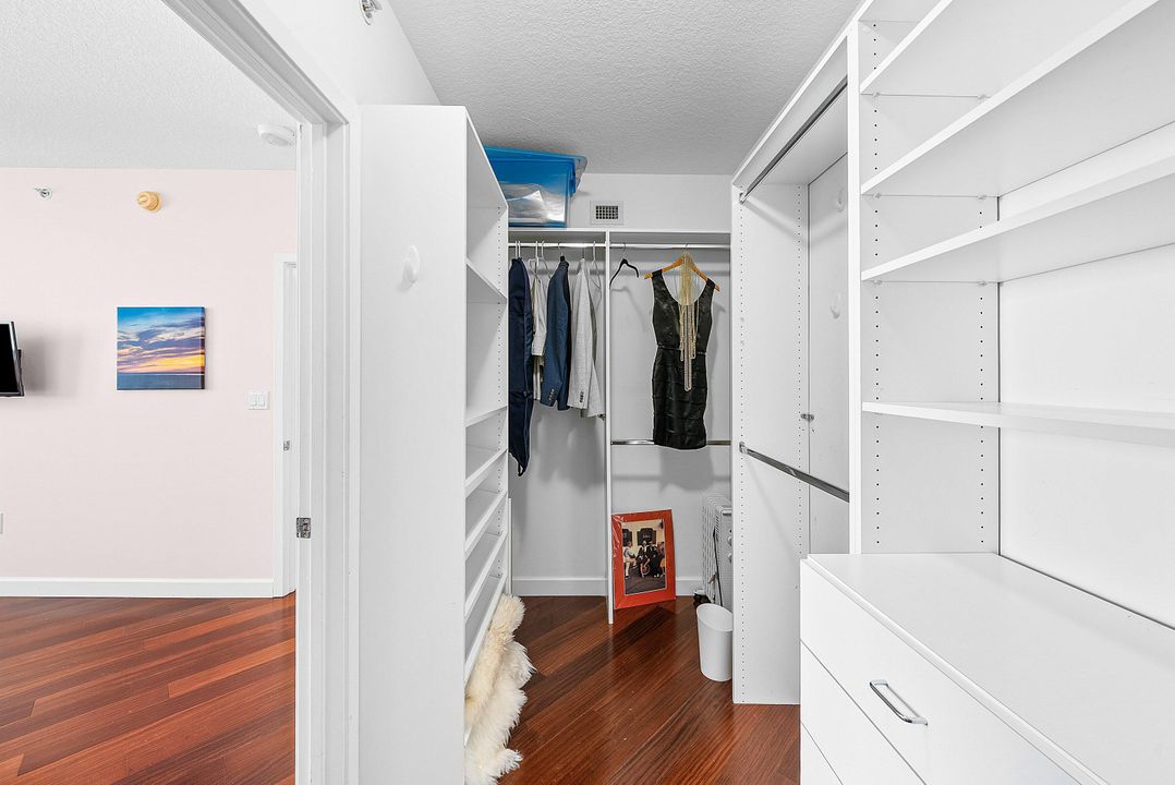 Active With Contract: $395,000 (1 beds, 1 baths, 933 Square Feet)