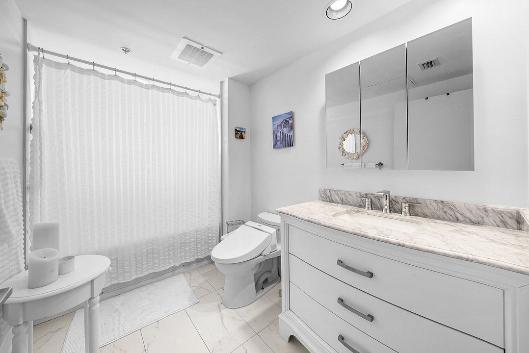 Active With Contract: $395,000 (1 beds, 1 baths, 933 Square Feet)