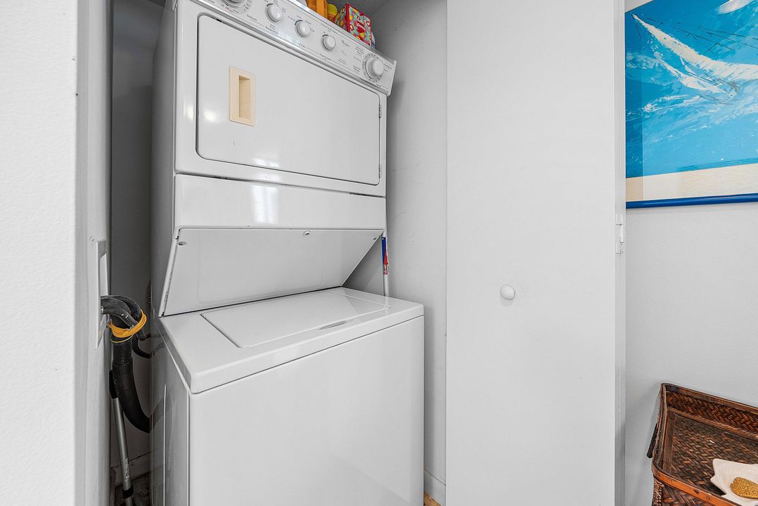 Active With Contract: $395,000 (1 beds, 1 baths, 933 Square Feet)