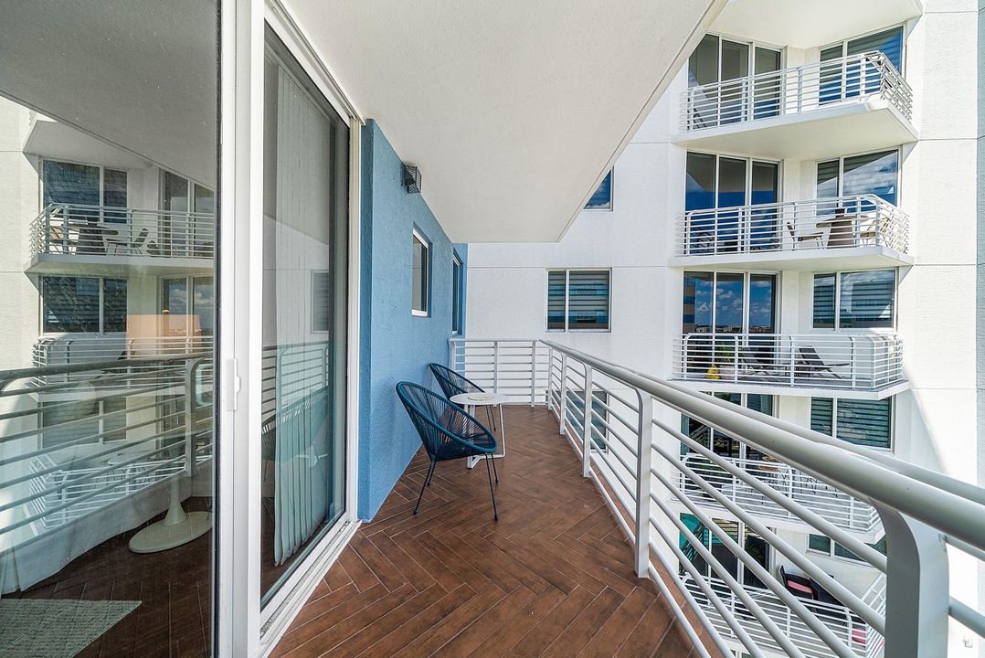 Active With Contract: $395,000 (1 beds, 1 baths, 933 Square Feet)