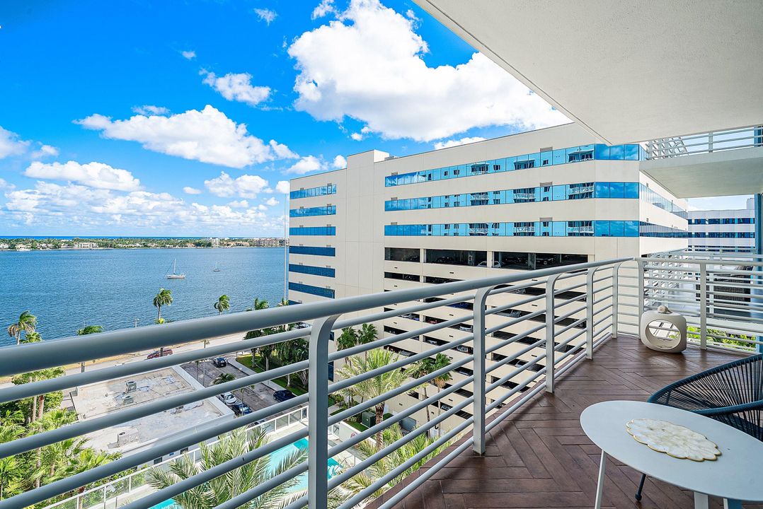 Active With Contract: $395,000 (1 beds, 1 baths, 933 Square Feet)