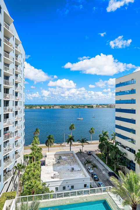 Active With Contract: $395,000 (1 beds, 1 baths, 933 Square Feet)