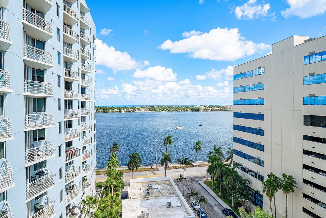 Active With Contract: $395,000 (1 beds, 1 baths, 933 Square Feet)