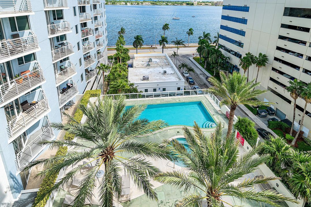 Active With Contract: $395,000 (1 beds, 1 baths, 933 Square Feet)