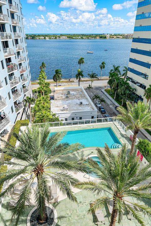 Active With Contract: $395,000 (1 beds, 1 baths, 933 Square Feet)