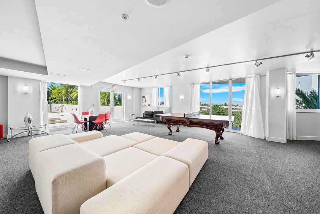 Active With Contract: $395,000 (1 beds, 1 baths, 933 Square Feet)