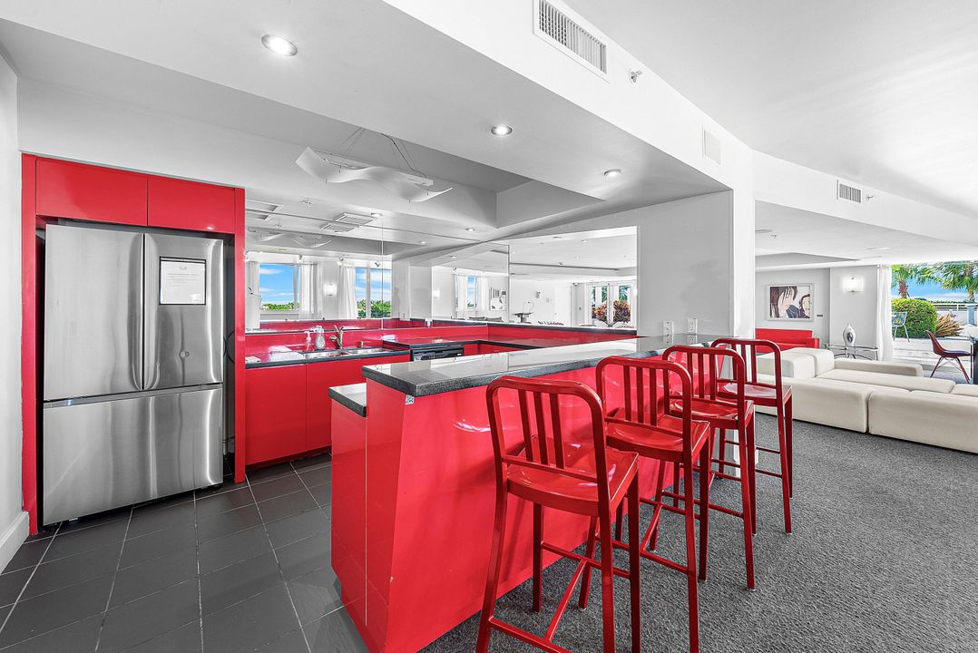 Active With Contract: $395,000 (1 beds, 1 baths, 933 Square Feet)