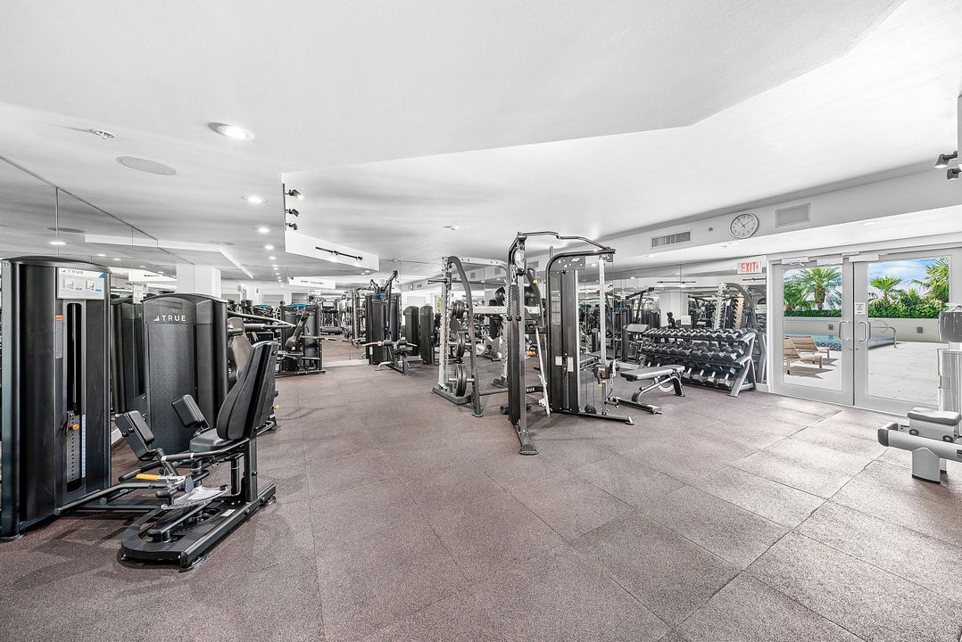 Active With Contract: $395,000 (1 beds, 1 baths, 933 Square Feet)